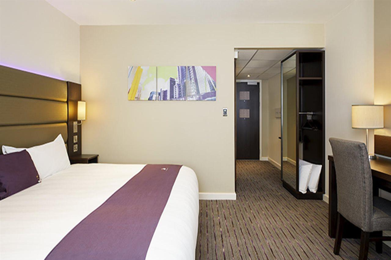 Premier Inn Watford Central Luaran gambar