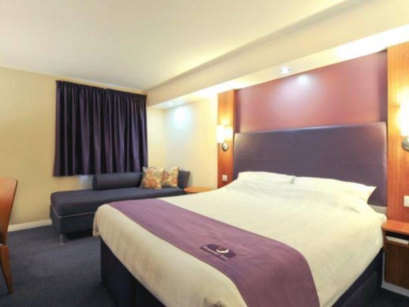 Premier Inn Watford Central Luaran gambar