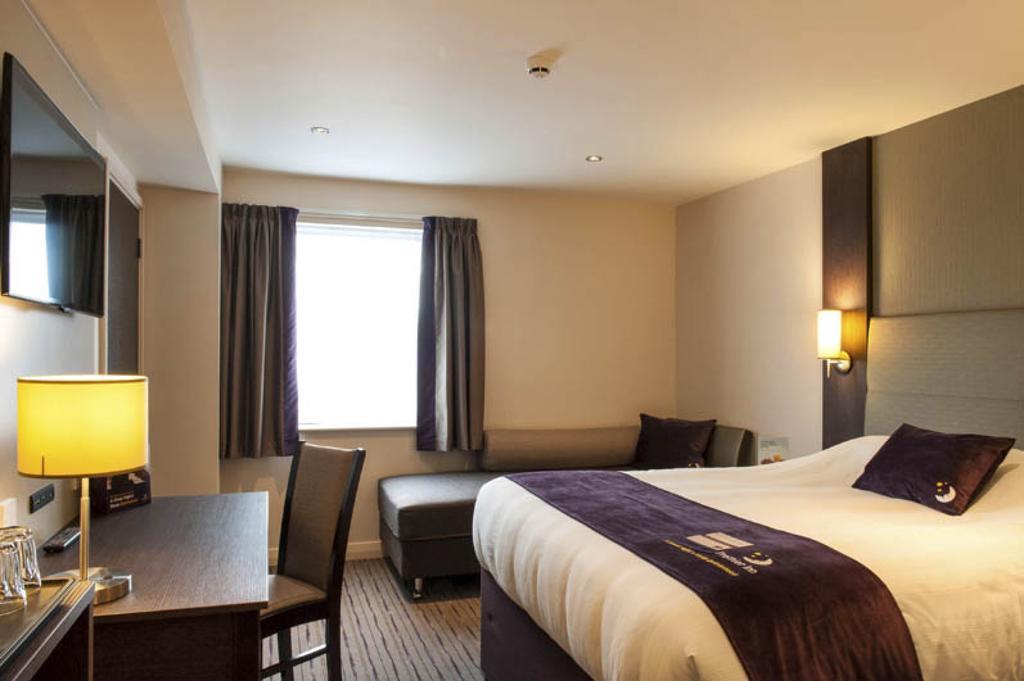 Premier Inn Watford Central Luaran gambar