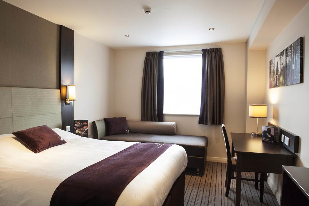 Premier Inn Watford Central Luaran gambar