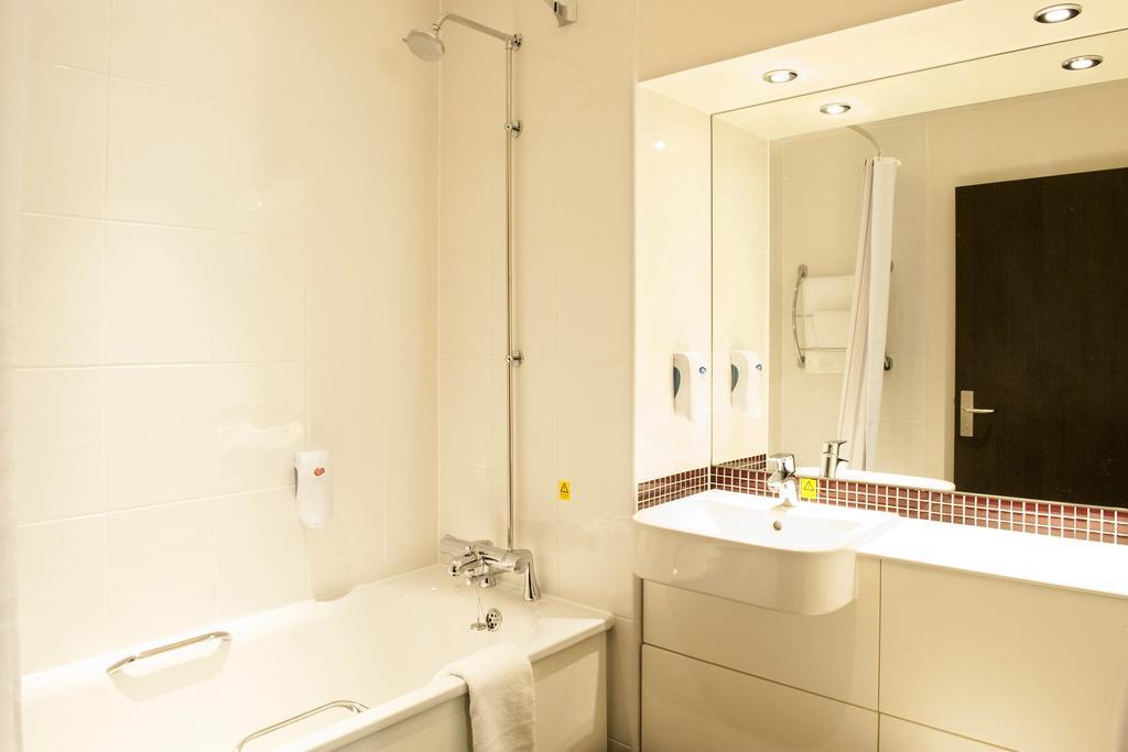 Premier Inn Watford Central Luaran gambar