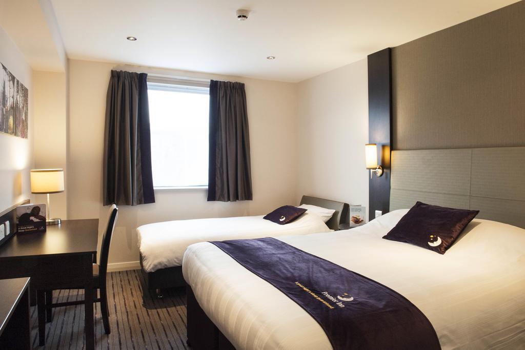 Premier Inn Watford Central Luaran gambar